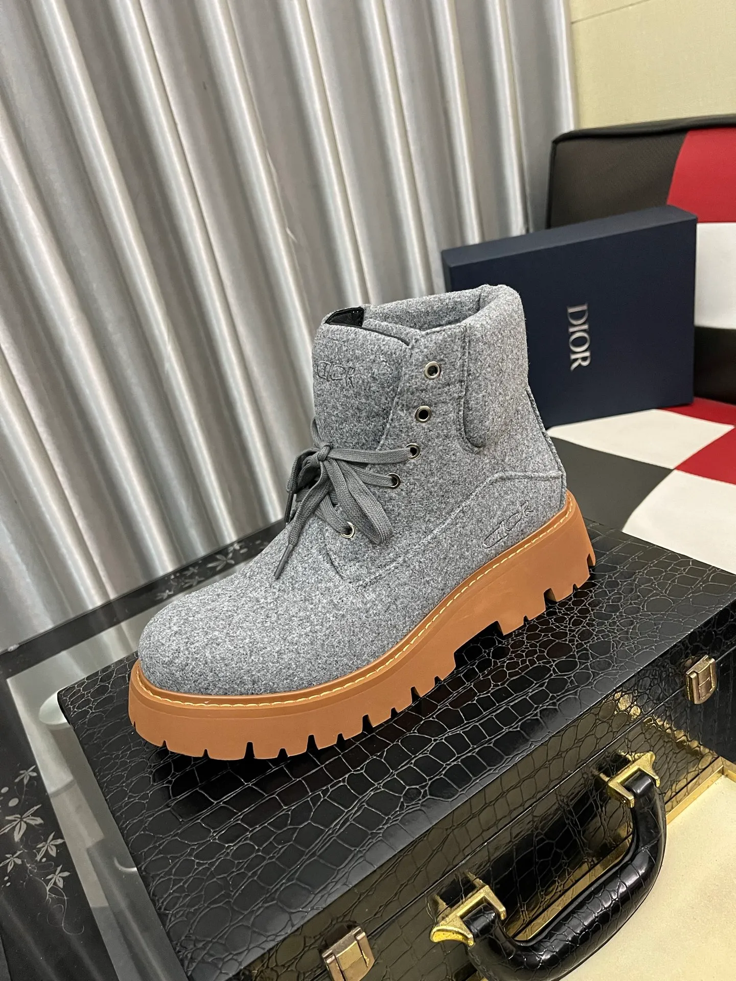 Men's shoes 💰: 540⌚️⌚️Dior top crafts Dior high-top boots counter synchronizes with the original factory configuration, original cowhide patchwork fabric imported from Italy, breathable and comfortable imported water-dyed cow lining, sole: original factory special original sole super comfortable, original factory with single goods high quality, you can enter and exit the counter at will, welcome to compare and synchronize with the counter, code number: 38-44